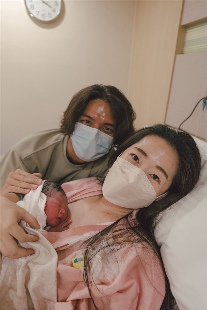 鷹式一家夫妻喜迎女兒出生。(圖/翻攝自臉書)