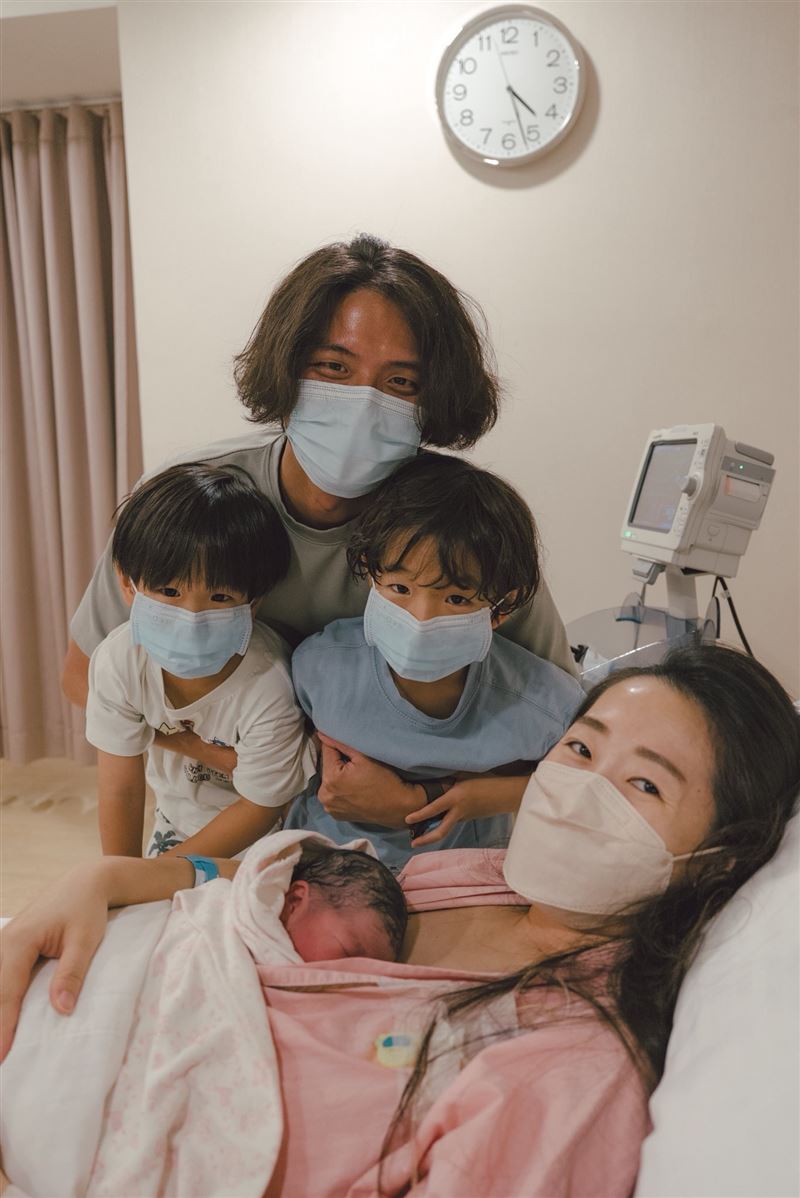 鷹式一家五口首張全家福。(圖/翻攝自臉書)