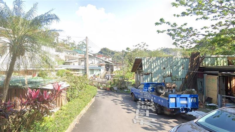 一則售屋廣告指出，大安區有9百萬透天出售，還可養雞、種菜，相當吸引人。（圖／翻攝Google Maps）