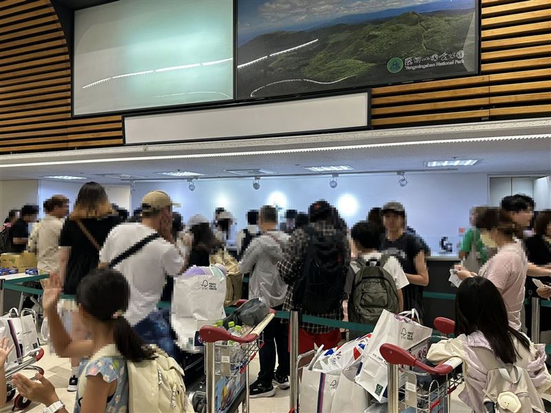 當班機抵達台灣後，乘客在行李轉盤前苦候多時，卻未見任何一件行李，全機乘客行李皆滯留於日本。（圖／翻攝爆料公社）