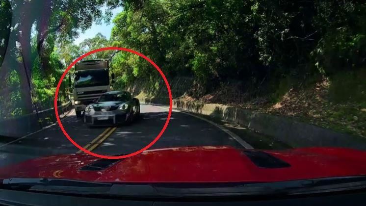一輛保時捷GT2RS,在彎道跨越雙黃線超車。(圖/翻攝自「WoWtchout-地圖型行車影像分享平台」YouTube)