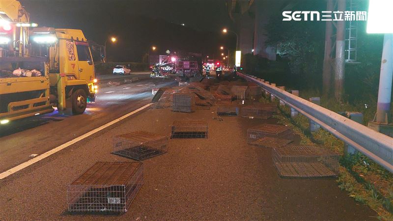 大貨車肇事載運的鐵籠子則散落於車道上,又導致後方另一部聯結車及2部自小客車閃避不及而撞上。(圖/翻攝畫面)