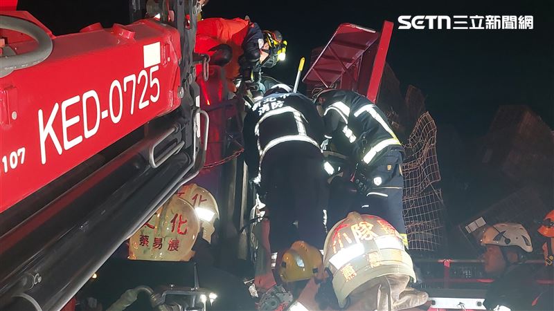 41歲陳姓男子駕駛大貨車追撞受困。(圖/翻攝畫面)