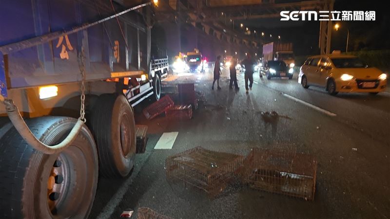 大貨車肇事載運的鐵籠子則散落於車道上。(圖/翻攝畫面)