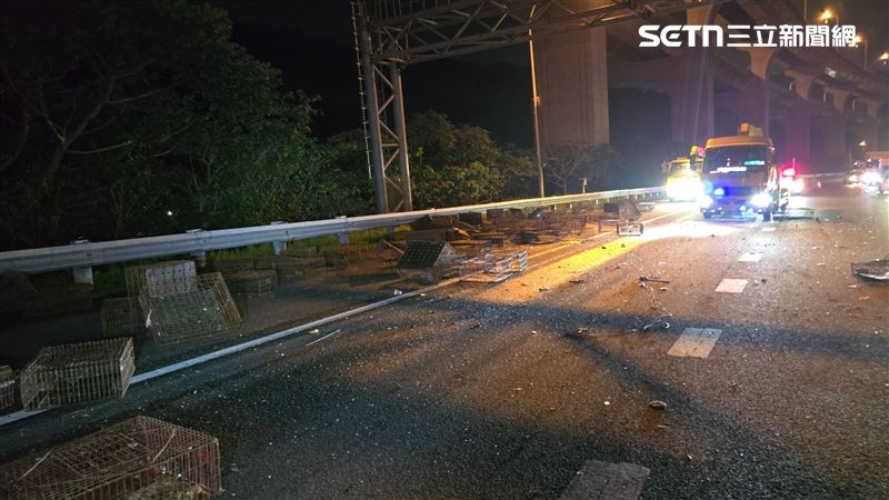 大貨車肇事載運的鐵籠子則散落於車道上。(圖/翻攝畫面)