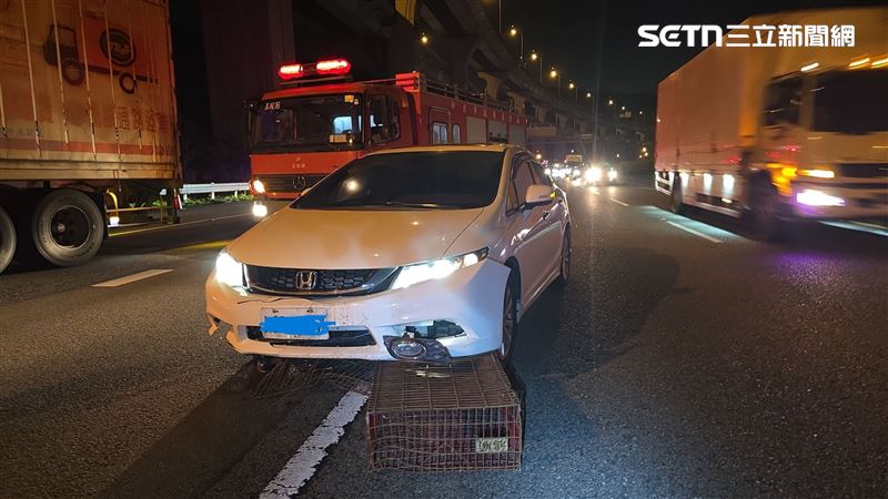 後方另一部聯結車及2部自小客車閃避不及而撞上。(圖/翻攝畫面)