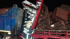 新北,貨車,車道,事故,駕駛座,砂石車,林口,國道一號,鐵籠,死亡,肇事▲圖片描述。（圖／翻攝畫面）