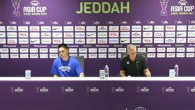 ▲台灣隊長陳盈駿穿著「Chinese Taipei」T恤與總教練圖齊出席賽後記者會，但主持人卻兩度把台灣稱為「China Taipei」。（圖／擷取自FIBA Media YT頻道）