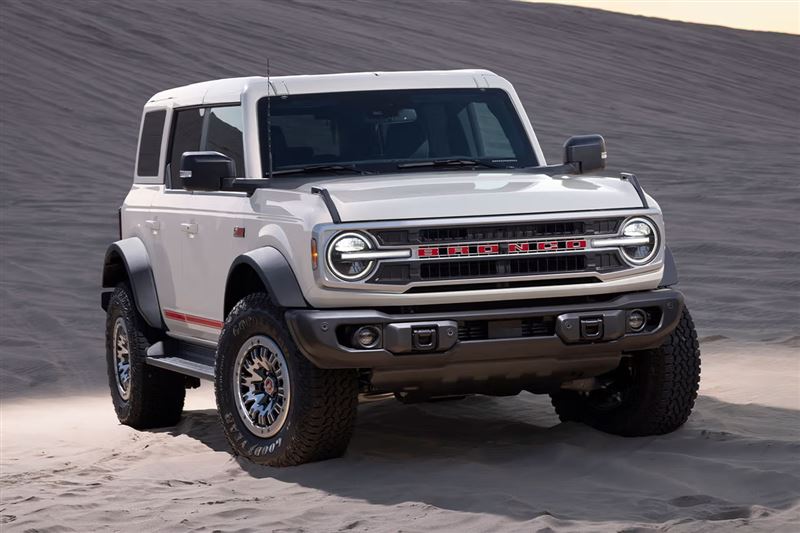 水箱護罩上也印有紅色「BRONCO」字樣。(翻攝FORD網站)