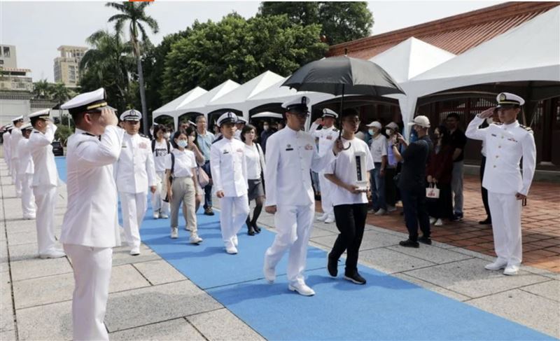 去年軍人節,台南市府舉辦公祭革命先烈及陣亡將士秋祭典禮,同時舉行殉職故軍士官長林俊榮入祀儀式。(圖/台南市政府提供)