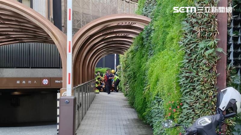 台中市政路一處豪宅發生墜樓意外,43歲男子送醫搶救不治。(圖/翻攝畫面)