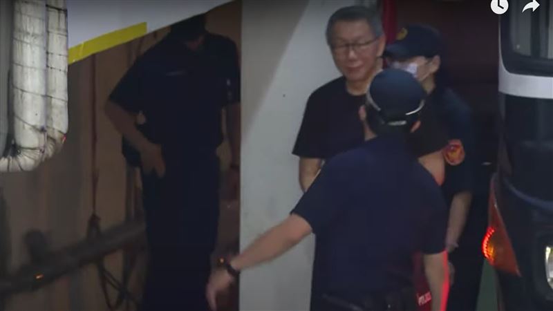 鍾小平在政論節目爆料柯文哲於京華城案疑收3、4億賄款,柯提自訴誹謗,今開庭正好是柯66歲生日,他搭囚車抵北院,聽到小草在院外喊:「柯文哲平安健康!」面露微笑步入法院。(圖/翻攝畫面)