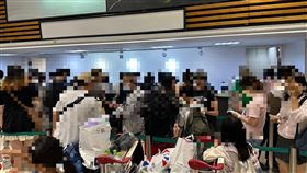 網友控訴，搭乘CX565航班接連出狀況。（圖／翻攝自「爆料公社公開版」臉書）