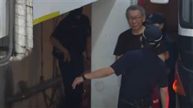 柯文哲下囚車後面露微笑走進法院。（圖／翻攝畫面）