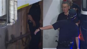 柯文哲下囚車後面露微笑走進法院。（圖／翻攝畫面）