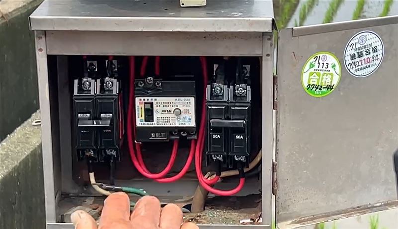 青農疑似為了省錢，馬達上沒有安裝漏電斷路器，導致漏電時無法及時切斷電源。(圖／翻攝畫面)