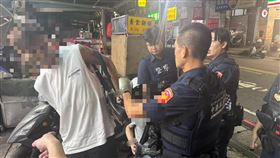 警方在攔查過程中，眼尖發現後座陳男想趁隙丟包毒品。（圖／翻攝畫面）