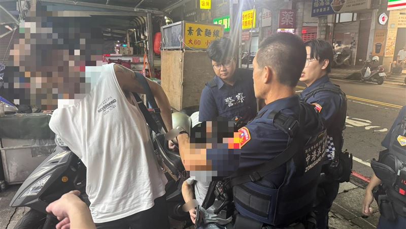 警方在攔查過程中，眼尖發現後座陳男想趁隙丟包毒品。（圖／翻攝畫面）