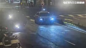 ▲北市陳男疲勞駕駛自撞路旁3車後翻覆。（圖／翻攝畫面）