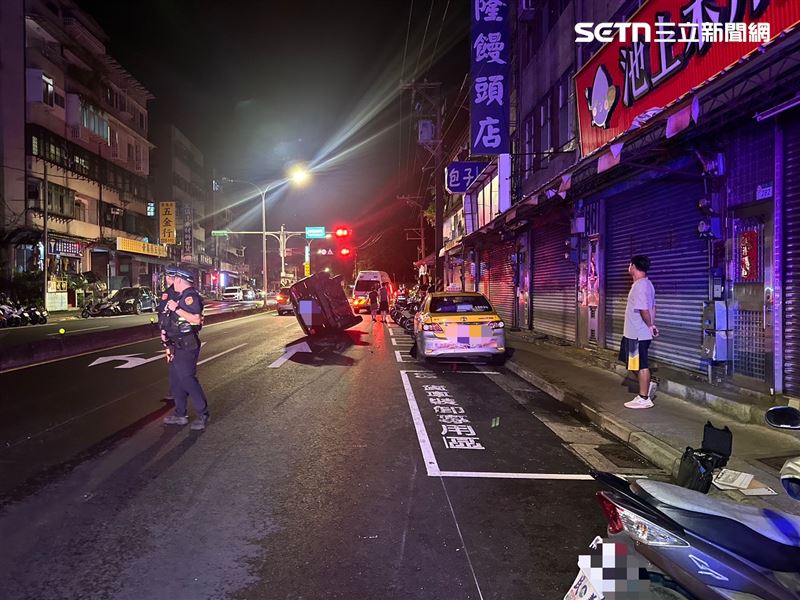 北市陳男疲勞駕駛自撞路旁3車後翻覆。(圖/翻攝畫面)