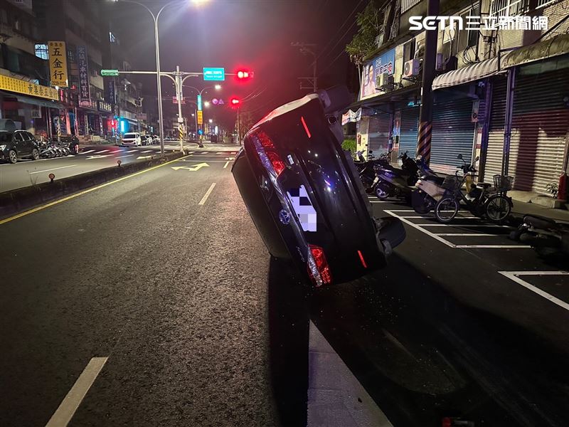 北市陳男疲勞駕駛自撞路旁3車後翻覆。(圖/翻攝畫面)