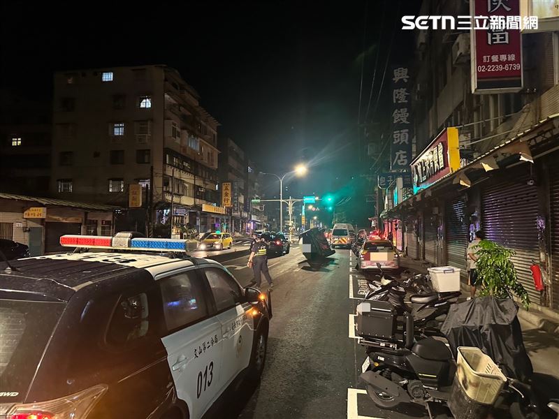 北市陳男疲勞駕駛自撞路旁3車後翻覆。(圖/翻攝畫面)