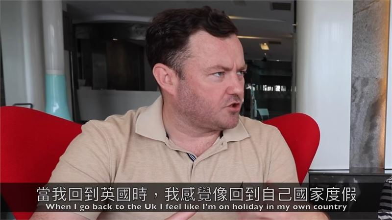 來自英國的YouTuber「英國叔叔」艾倫自2017年來台後就在此定居。(圖/翻攝自Youtube)