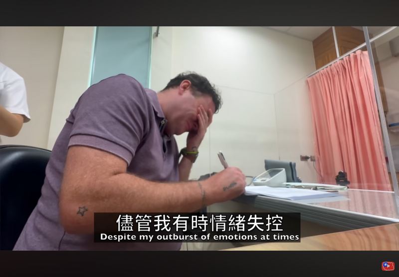 英國叔叔大讚台灣護士有耐心。(圖/翻攝自YouTube)