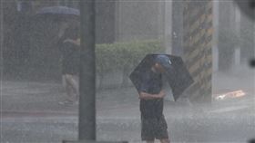 6縣市大雨特報（2）中央氣象署5日發布大雨特報，北北基等6縣市防局部大雨，另外大台北、桃園防大雷雨；並針對新北市、桃園市山區發布山區暴雨災防告警。圖為台北市北投區外出民眾遇到傾盆大雨。中央社記者徐肇昌攝　114年8月5日