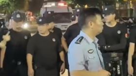 四川14歲少女霸凌影片曝光！千人抗議遭警鎮壓，喊「習近平下台」。（圖／翻攝微博）