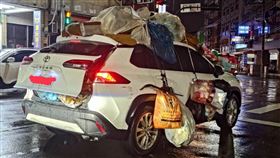 休旅車,垃圾車,跨界,蟑螂,移動城堡,台中（圖／翻攝自爆料公社）
