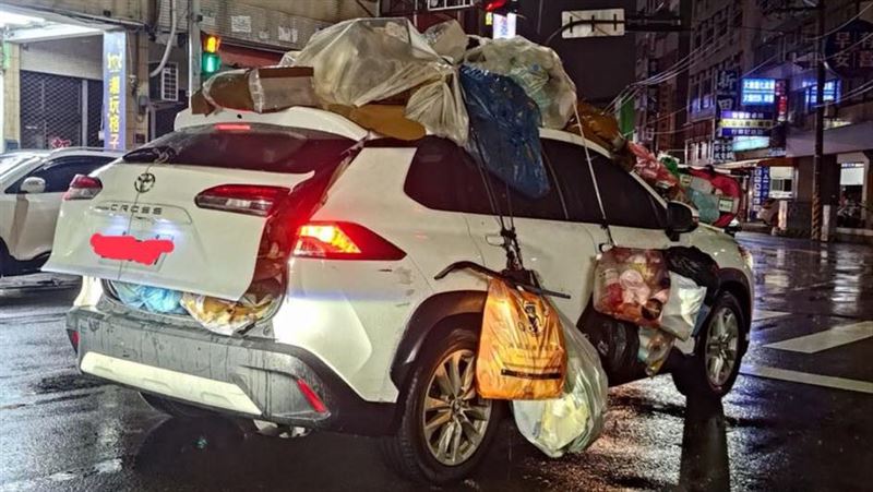 台中街頭驚見「跨界休旅垃圾車」,照片曝光引發網友熱議。(圖/翻攝自爆料公社)