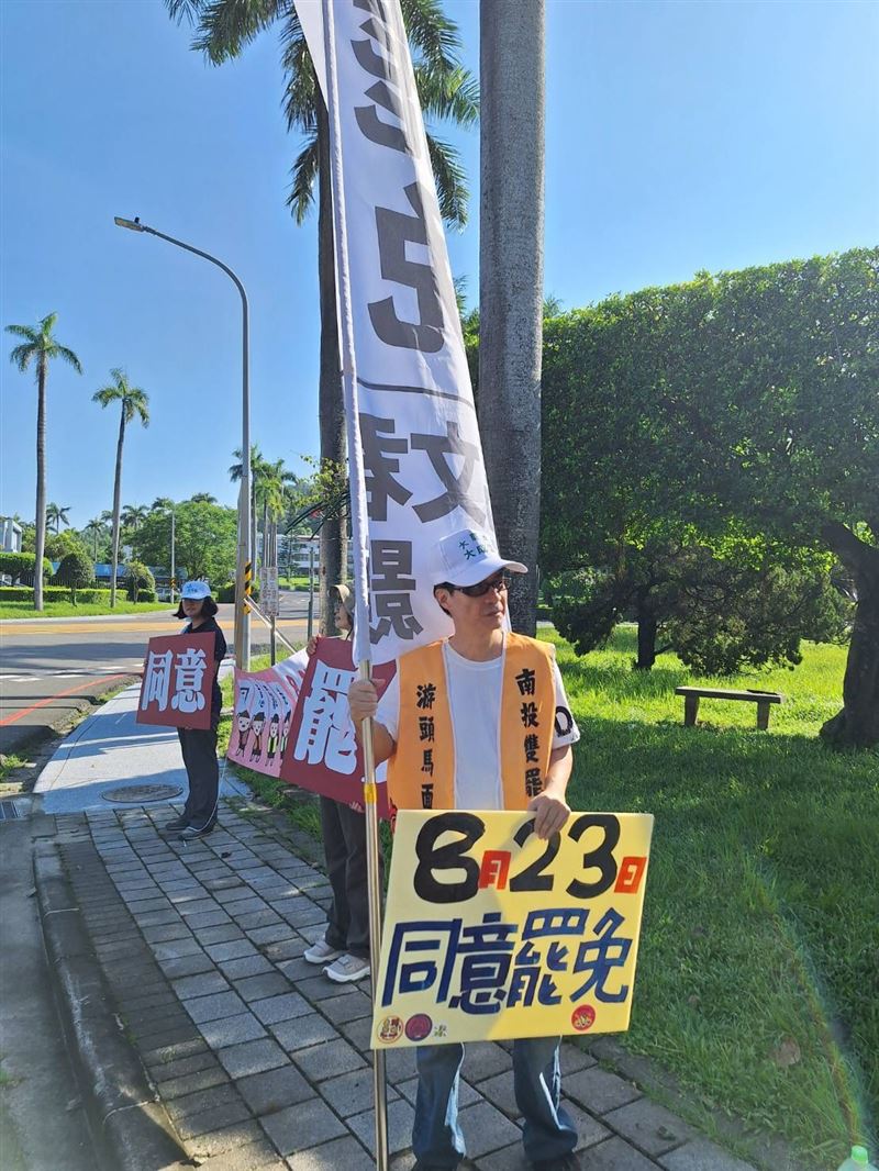 游顥恩師、國立成功大學政治經濟研究所教授梁文韜加入罷免志工行列。(圖/罷團「去游除垢」提供)