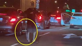 台中男突爆氣！衝下車「揮鋸子鐵棍」叫囂