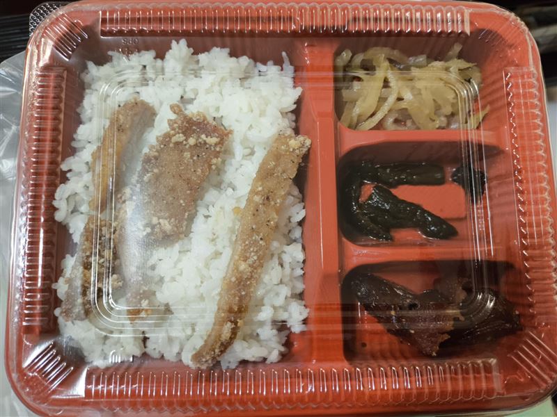有網友光顧新店家買了一份69元排骨便當，但分量相當少。（圖／翻攝自爆怨公社）