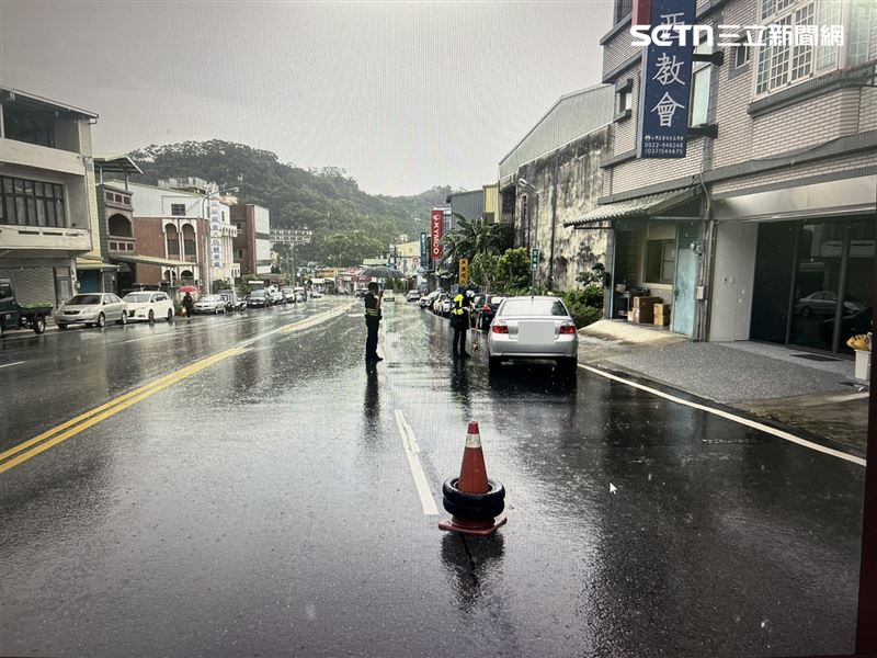 老翁被撞嚇到倒退嚕撞進民宅內,造成民宅內一位阿嬤重傷。(圖/翻攝畫面)
