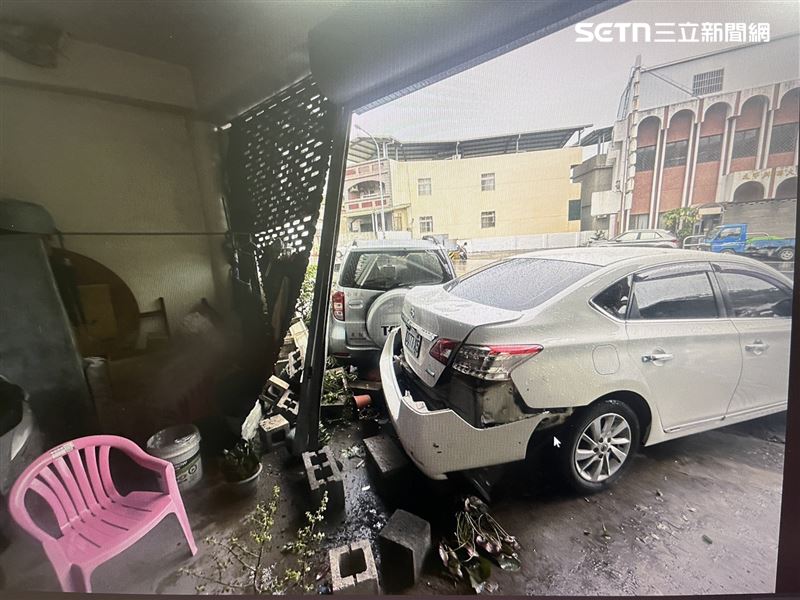 老翁被撞嚇到倒退嚕撞進民宅內,造成民宅內一位阿嬤重傷。(圖/翻攝畫面)