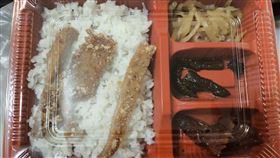 69元排骨便當「飯菜少到見底」！網看照片驚：以為吃剩的　店家回應了 圖／翻攝自爆怨公社