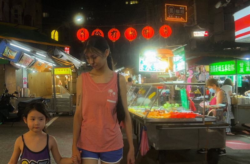 《左撇子女孩》故事全片在台北的知名夜市拍攝,兩位新生代演員葉子綺(左)與馬士媛表現相當亮眼。(圖/光年映畫提供)