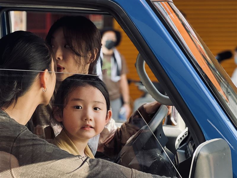 《左撇子女孩》的故事從蔡淑臻飾演的媽媽帶領兩個女兒從鄉下搬到台北開始。(圖/光年映畫提供)