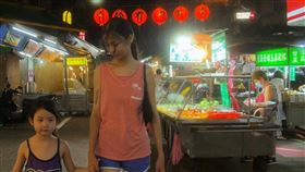 ▲《左撇子女孩》故事全片在台北的知名夜市拍攝，兩位新生代演員葉子綺（左）與馬士媛表現相當亮眼。（圖／光年映畫提供） 