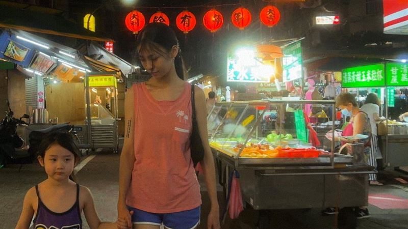 《左撇子女孩》故事全片在台北的知名夜市拍攝，兩位新生代演員葉子綺（左）與馬士媛（右）表現相當亮眼。（圖／光年映畫提供）