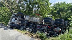 彰化水泥車翻覆！水泥猛噴　駕駛受困車內