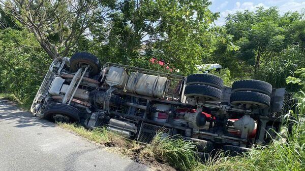 彰化水泥車翻覆！水泥猛噴　駕駛受困車內