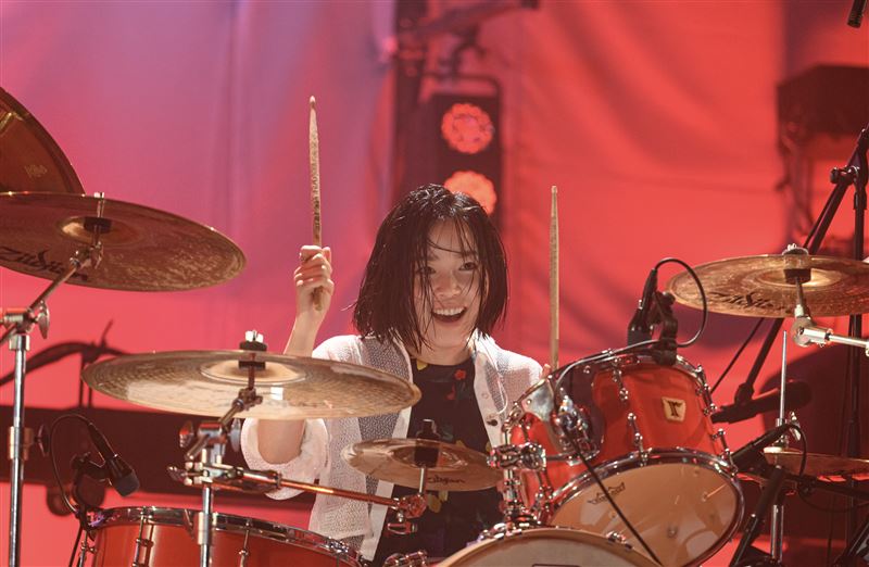 宮崎優飾演受挫折的鼓手。（圖／Netflix提供）