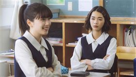 ▲東村明子坦言由於是自傳故事，因此她親自參與了劇本創作，一個半月的拍攝時間也幾乎都在現場陪著演員、劇組人員們工作（左：永野芽郁 右：見上愛）。（圖／天馬行空提供） 