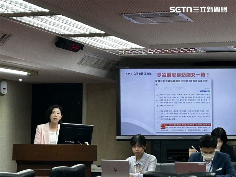 王育敏質詢提及今晨嘉義縣發生憾事，可見保護機制失靈，認為應有電子監控。（圖／記者簡浩正攝影）