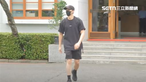 許光漢七夕公開會粉　臉貼「女友」超曖昧