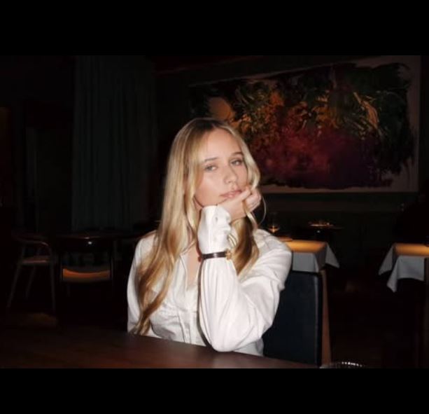 22歲的羅佐娃被外界認為是普丁的私生女，正面照罕見曝光。(圖／翻攝自IG @luizaroz__)
