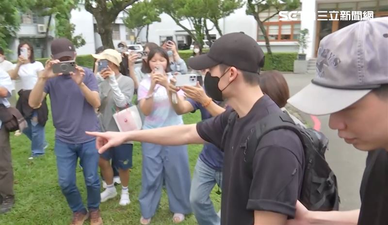 韓國粉絲遠道而來,許多粉絲見到許光漢都驚聲尖叫!許光漢在訪談中也笑稱「很謝謝大家常常幫忙加菜。」。(圖/翻攝畫面)